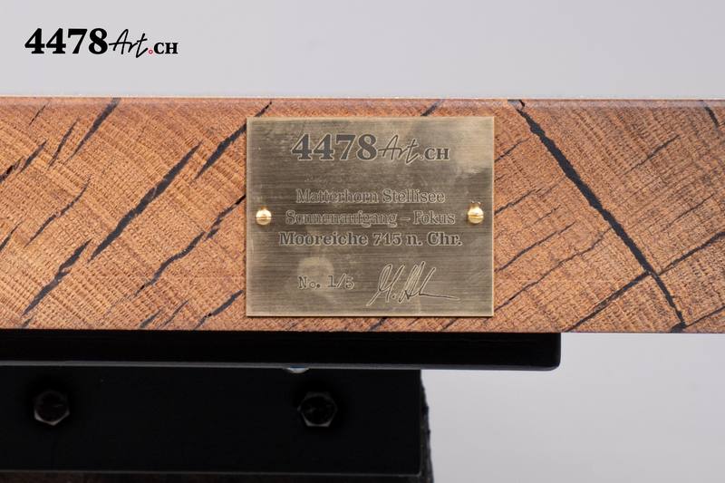Messingplakette mit Name des Tisches, Nummer 1 von 5 und Signatur