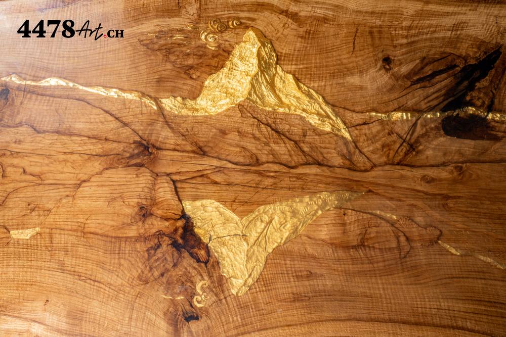 Das Matterhorn, von Hand ins Holz geschnitzt und mit 24 Karat Gold belegt, gespiegelt im Stellisee