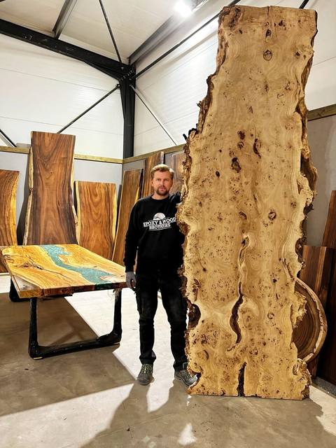 Martin vor einer grossen Holzbohle