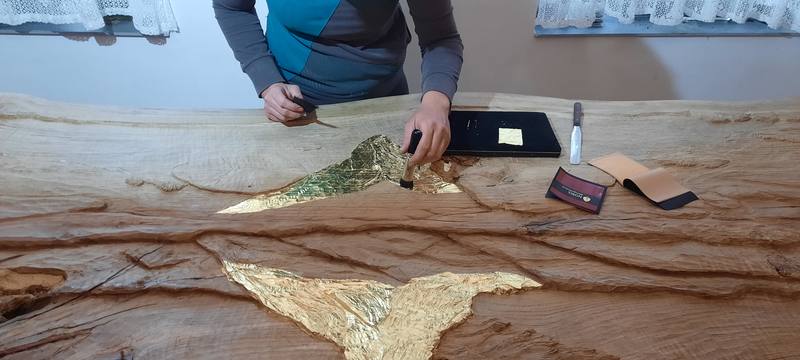 Blattgold wird mit dem Pinsel auf das geschnitzte Matterhorn gelegt