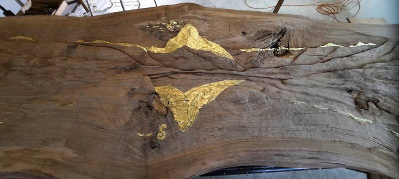 Die fertig vergoldete Platte in der Werkstatt