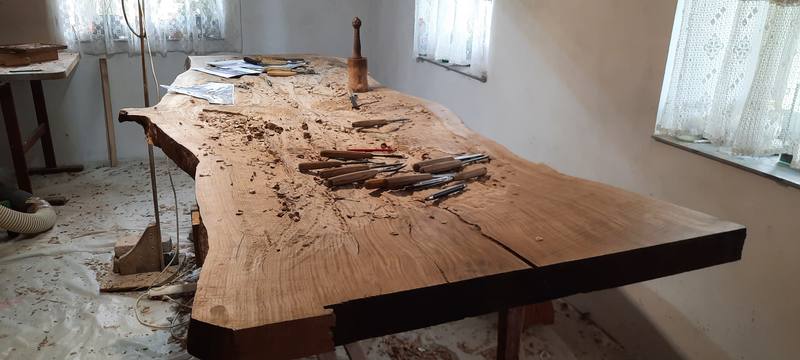 Schnitzeisen und Späne auf der Eichenplatte in der Werkstatt